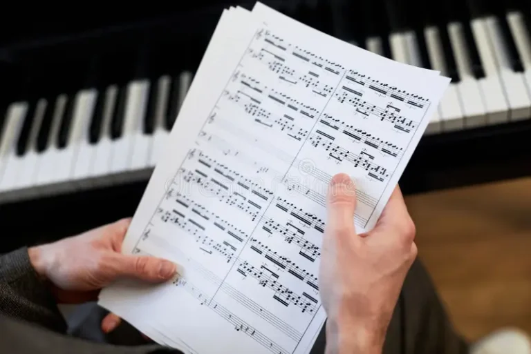musico leyendo la partitura