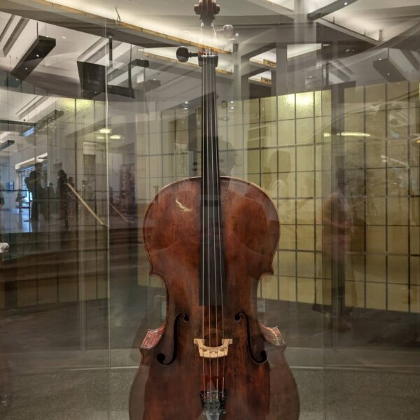 El cello de Casals ya está en Bruselas. Lo vimos.