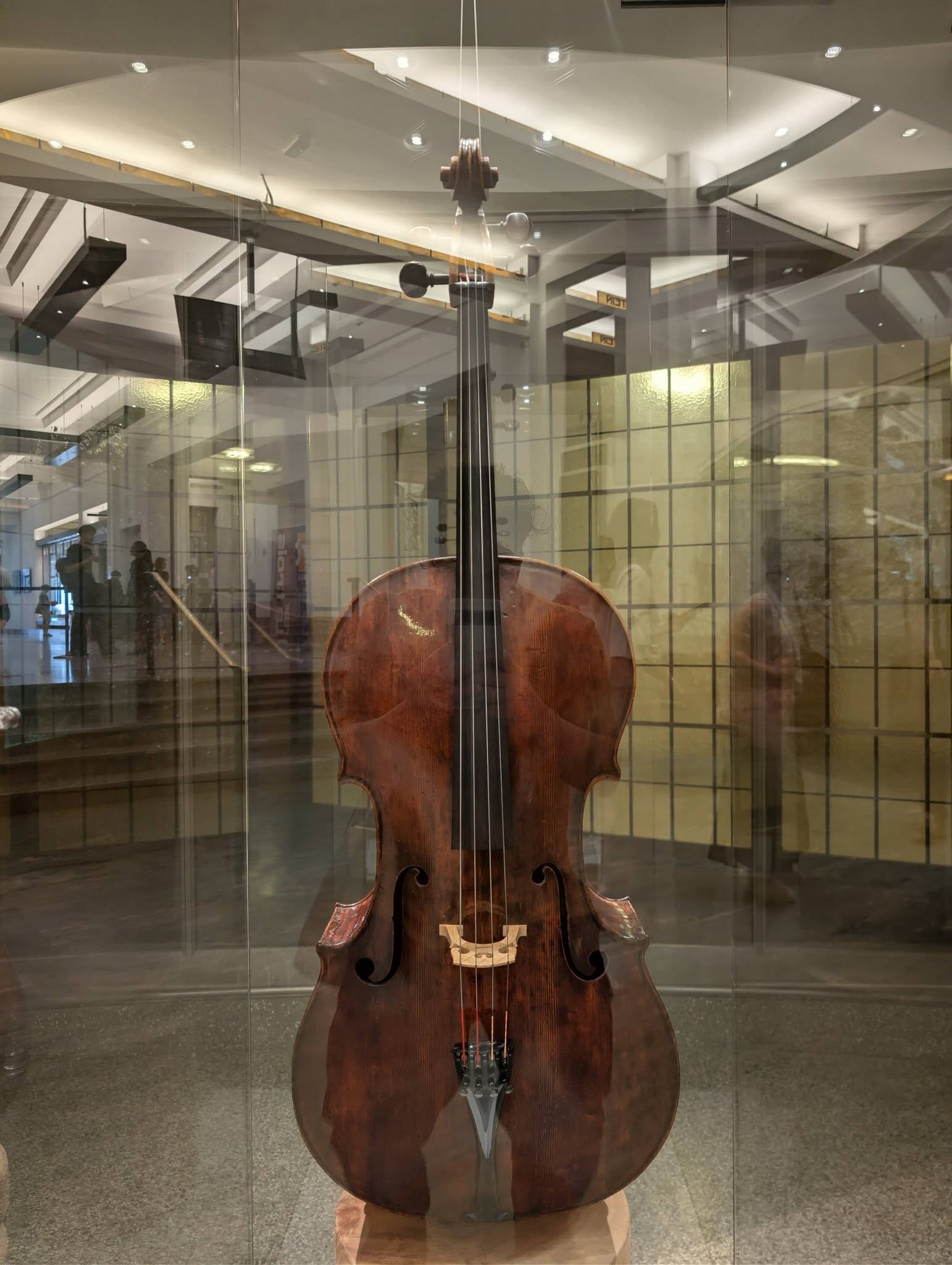Cello Goffriller de Pablo Casals exhibido en el Palais des Beaux-Arts, Bruselas 2026