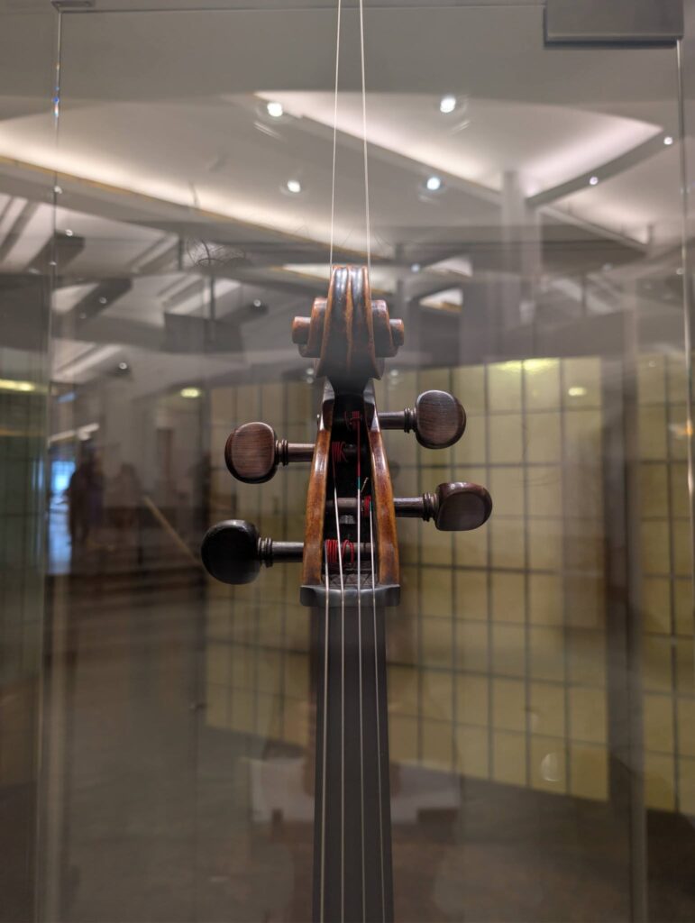 Cello Goffriller de Pablo Casals, clavijero visto de frente