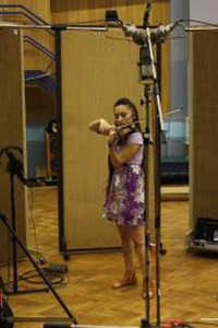 La violinista Diana Yukawa en Abbey Road