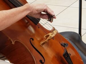 Cellista tocando