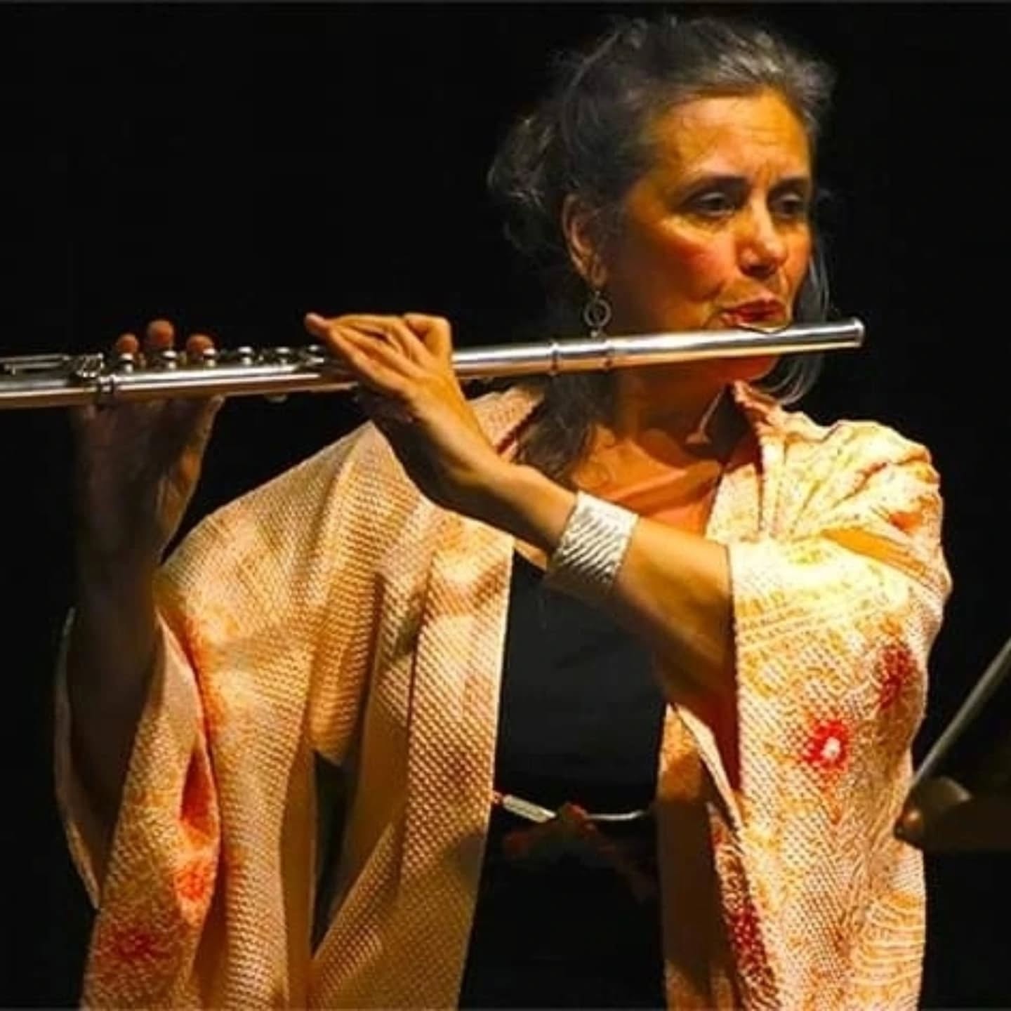 Gabriela Conti, flautista y doctora en Psicología, con su flauta