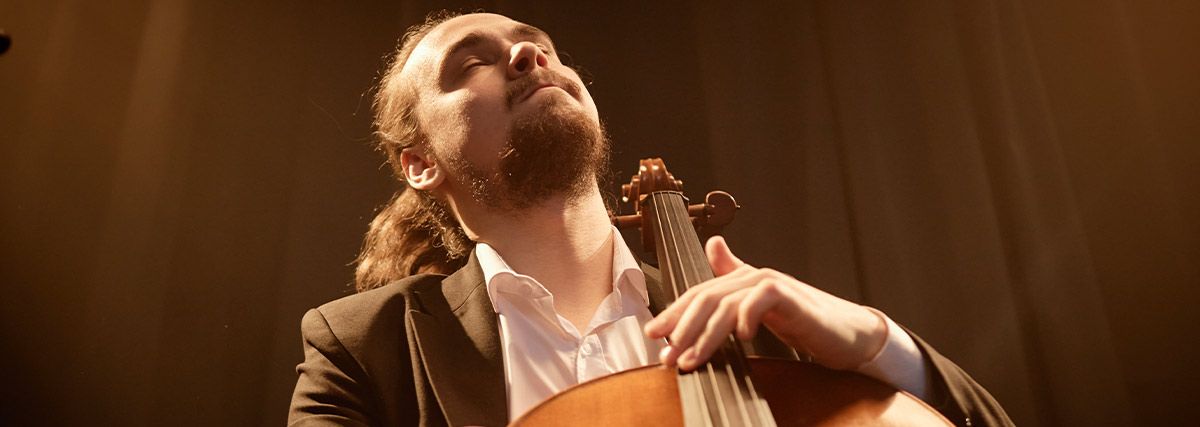 Cellista respirando