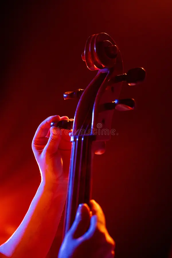Mano afinando cello