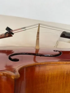 Cómo afinar el violonchelo sin romper una cuerda