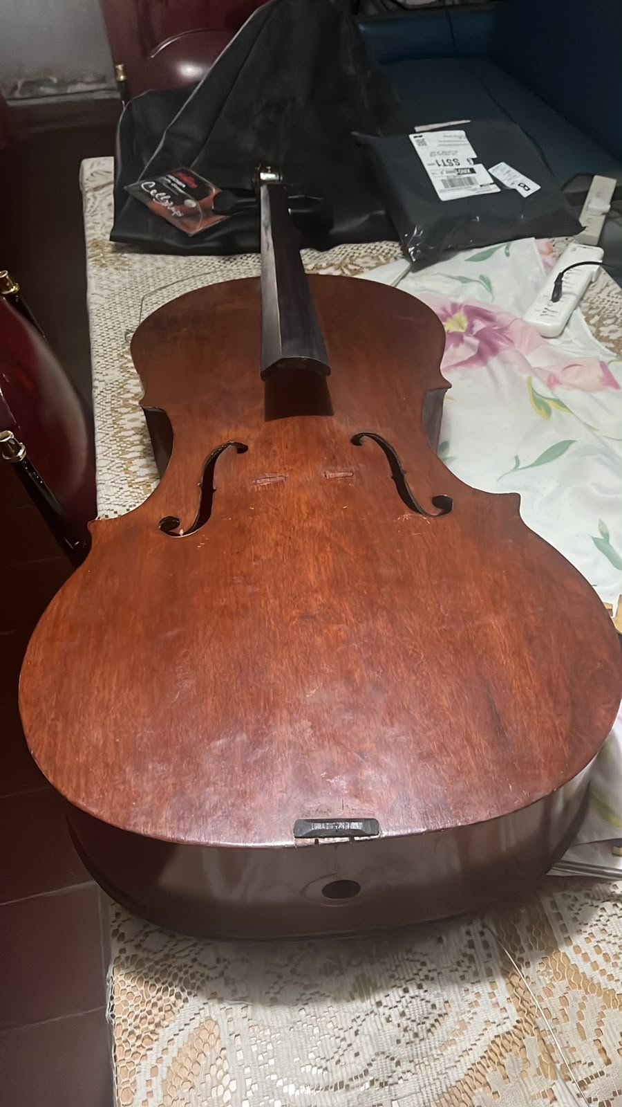Tapa de un violonchelo de fabricación irregular, sin filete visible en el borde y con efes cortadas de forma asimétrica